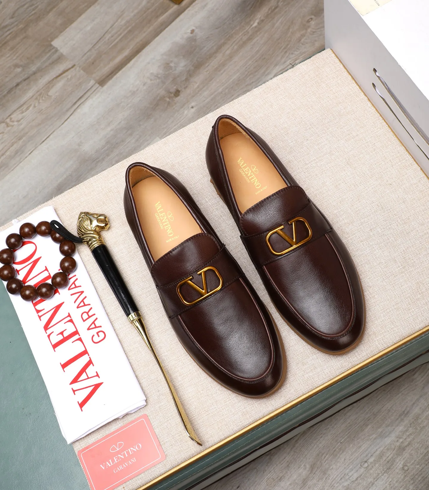 Men's shoes 💰520 [Valentino-Valentino] High-quality boutique men's shoes. The same style as the celebrities, original and authentic.✅ Made of imported cowhide + original apricot cowhide lining. The French luxury model is priced at 14,080 Swiss francs. It is also a Paris Fashion Week catwalk model. A brand can be deeply rooted in your heart, and a pair of shoes can make you linger. What you wear is not only noble, but also an aura. 👻Standard 38-45